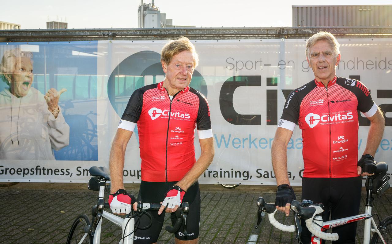Henk Roze en Paul Jacobs bestuursleden van fietstoerclub Grupetto: 'Samen uit, samen thuis. Dat is ons motto. We passen ons aan aan de laatste."
