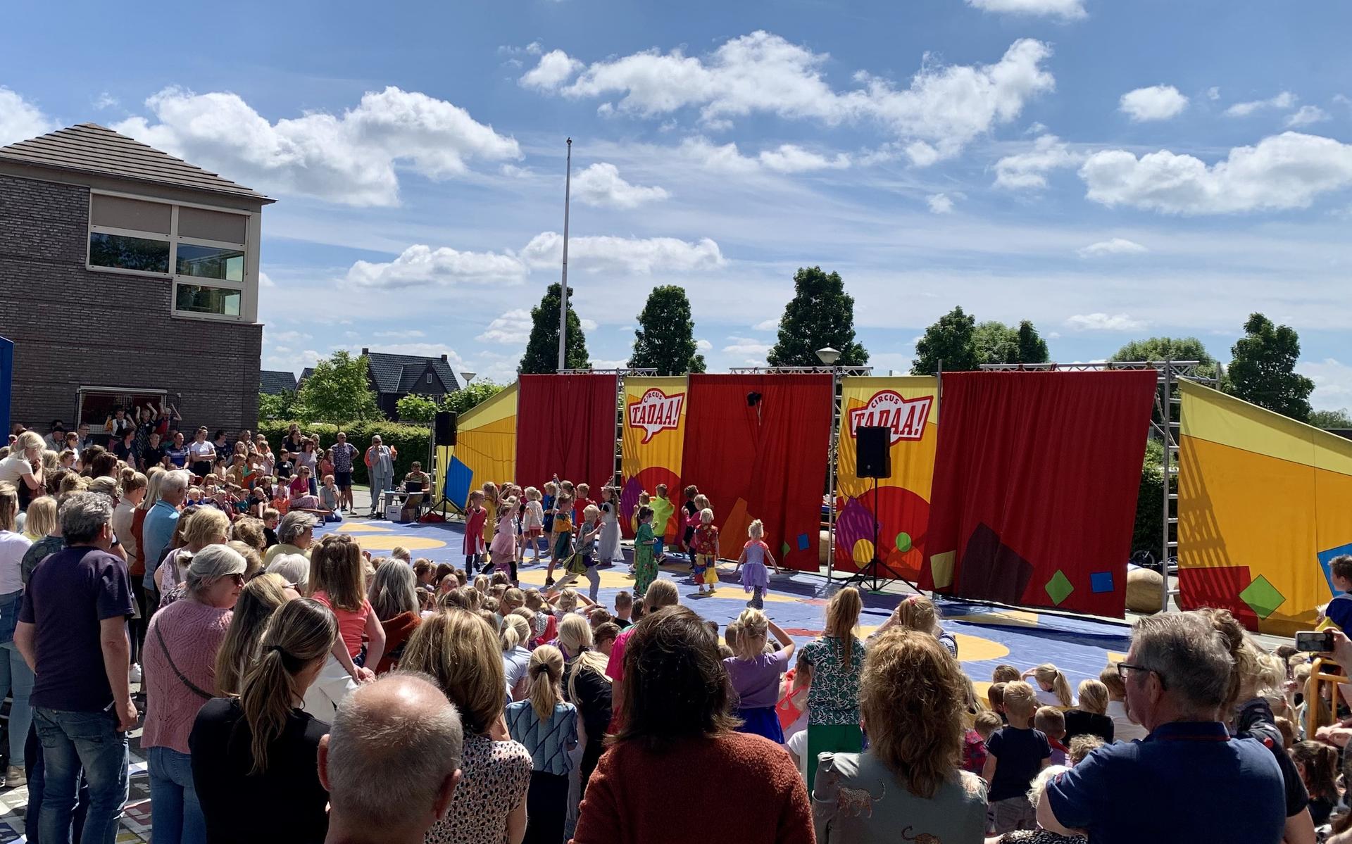 Na een hele dag oefenen konden de kinderen hun circusacts tonen aan alle aanwezigen.