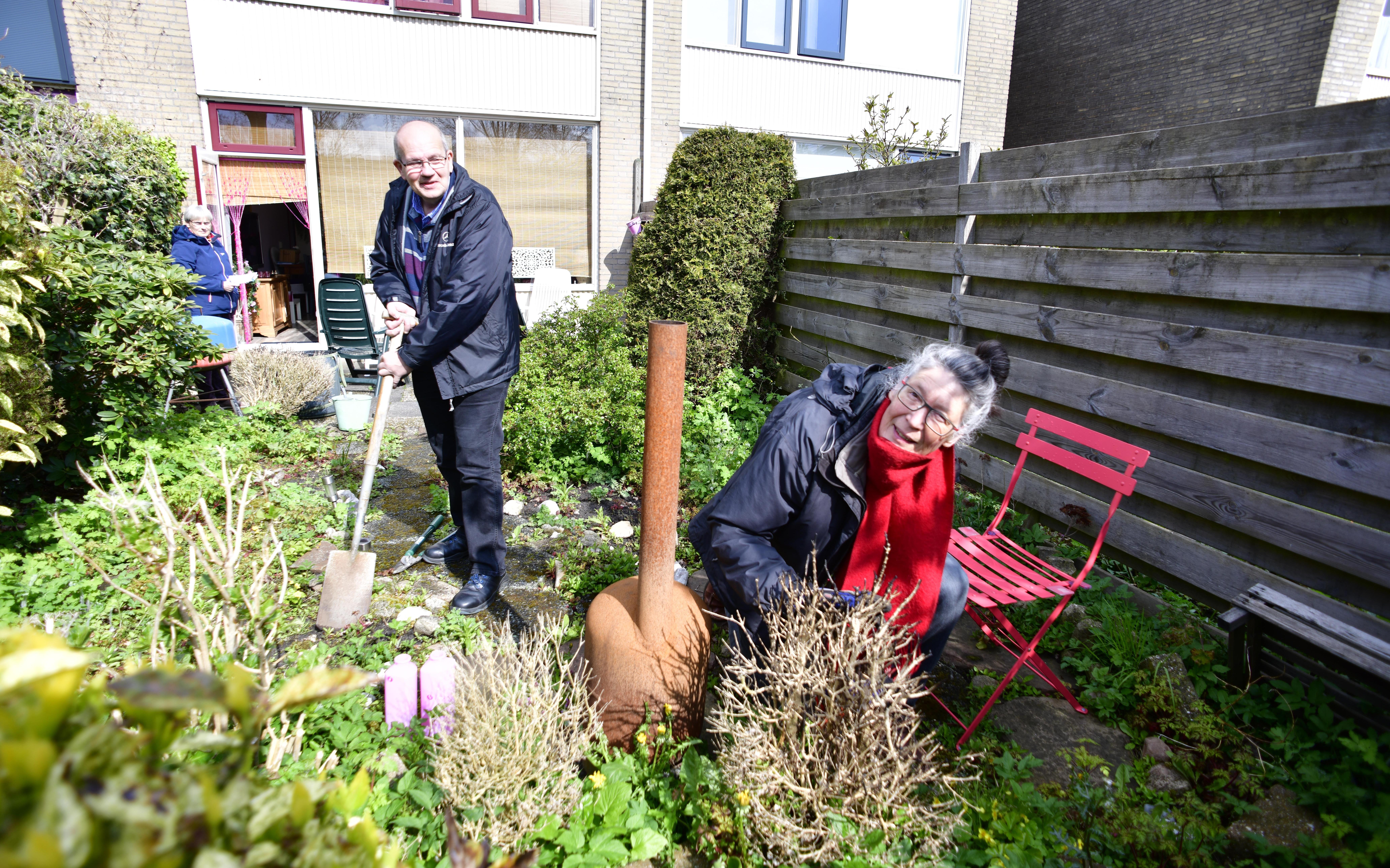 Vrijwilligers zijn hard aan de slag aan de Tooroplaan. Vrijwilligers zijn hard aan de slag aan de Tooroplaan.