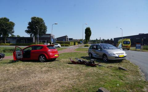 Botsing op de Handelsweg/Setheweg in Meppel. Beide voertuigen hebben aanzienlijke schade.