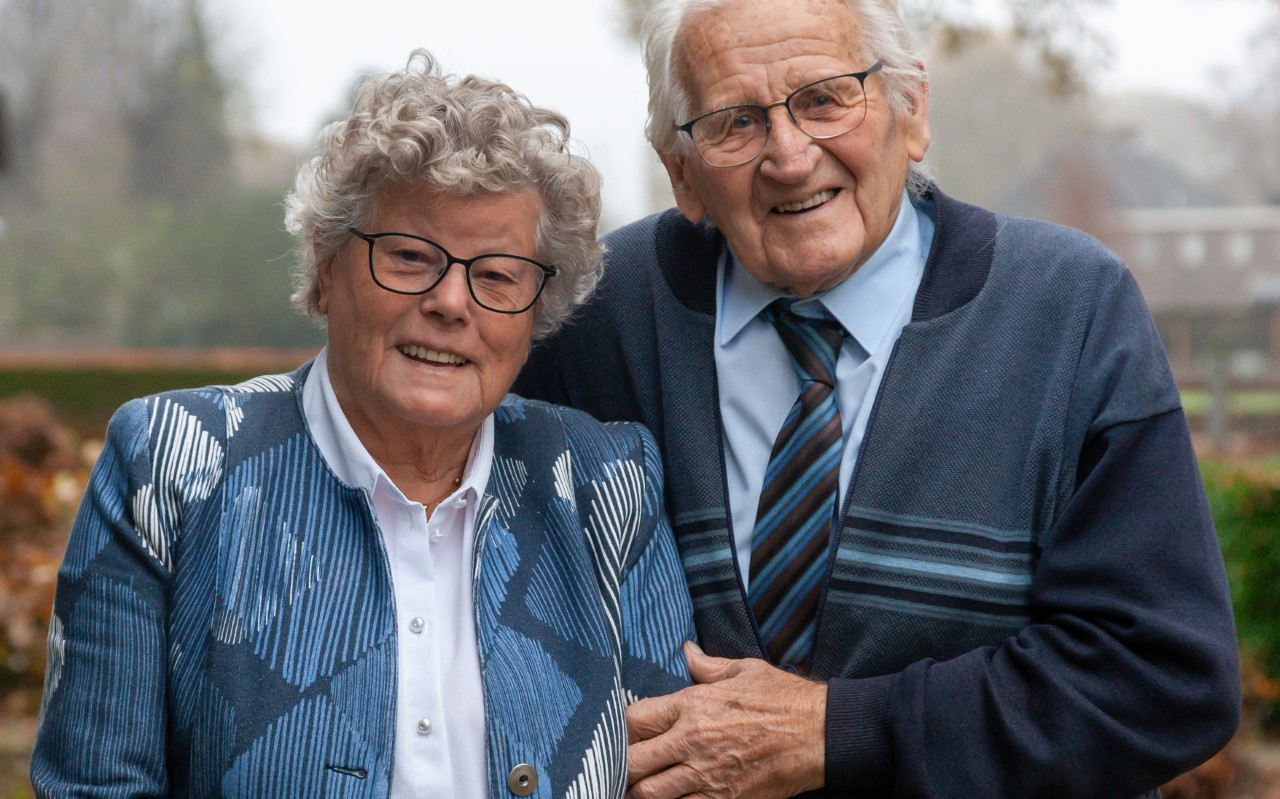 De 91-jarige Albert Dekker en zijn vijf jaar jongere echtgenote Hendrikje zijn ook na 65 jaar huwelijk nog altijd dolgelukkig. 