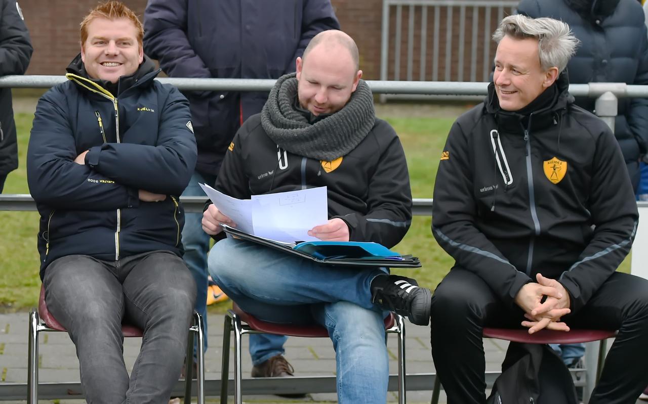 Alcides-hoofdtrainer Wilko Niemer (links) prijst zich gelukkig met onder anderen assistent-trainer Dennis Meadows en keeperstrainer Danny Schreijer. Alcides-hoofdtrainer Wilko Niemer (links) prijst zich gelukkig met onder anderen assistent-trainer Dennis Meadows en keeperstrainer Danny Schreijer.