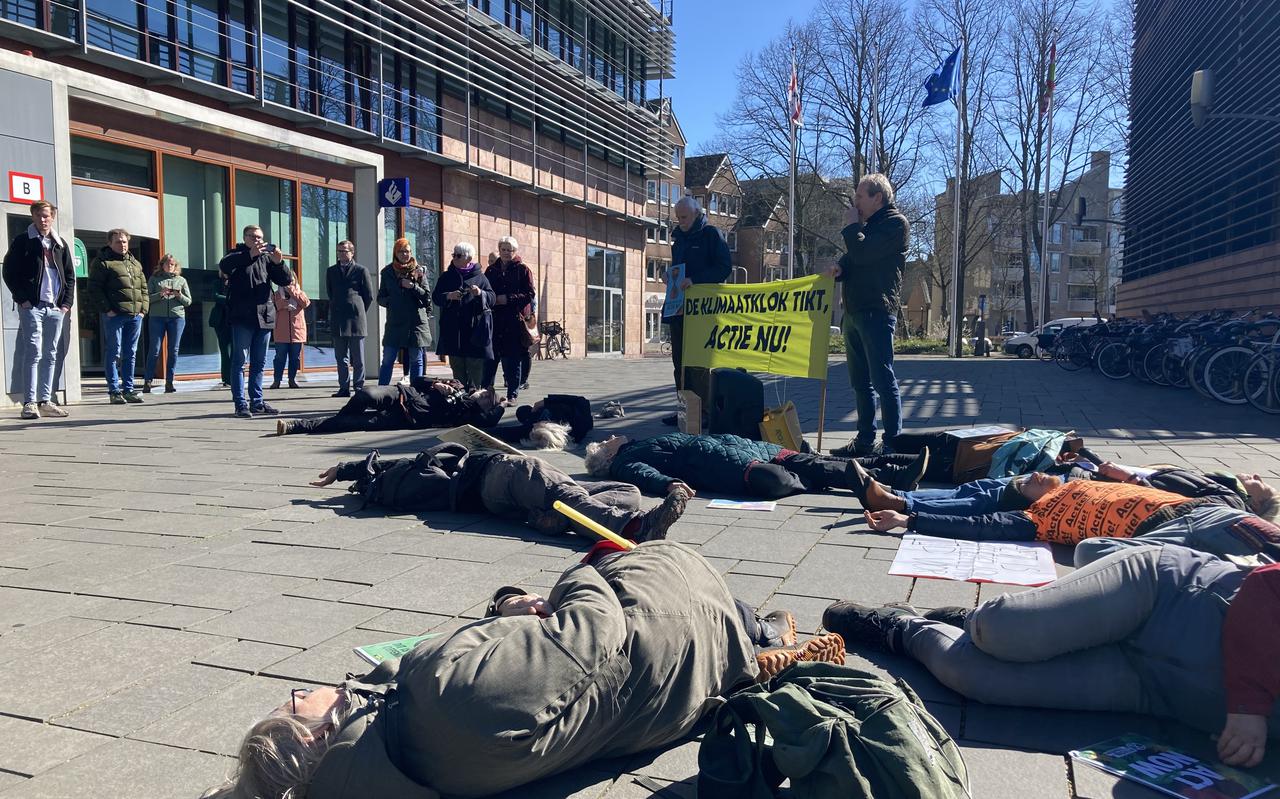 Klimaatactivisten van Extinction Rebellion vallen 'voor dood' neer bij het stadhuis van Meppel.