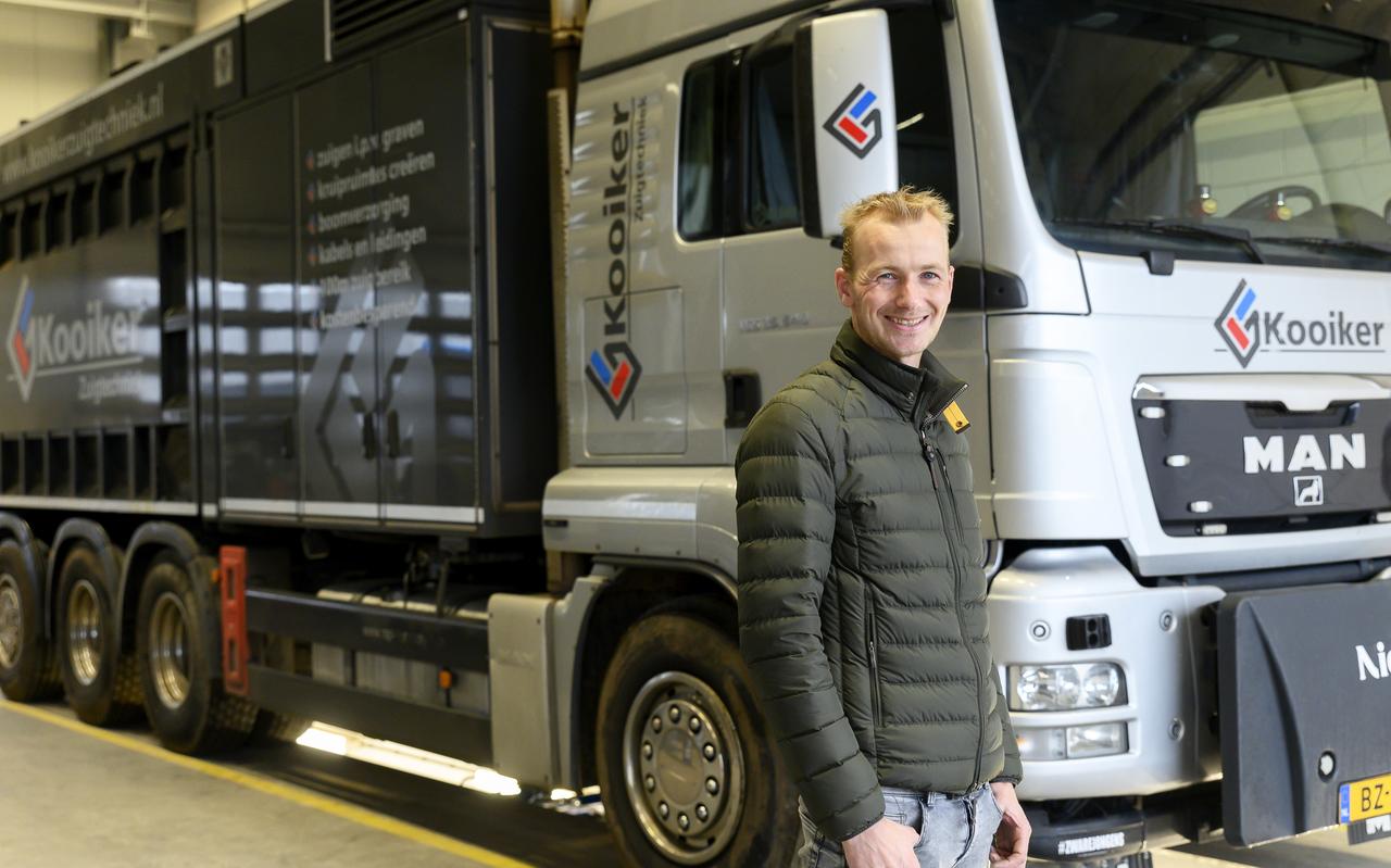Klaas Kooiker bij zijn nieuwe, gepatenteerde machine.
