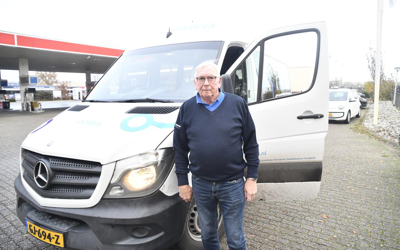 Ep Kosters een van de vrijwilligers op de buurtbus die rijdt tussen Nieuwleusen en station Dalfsen.
