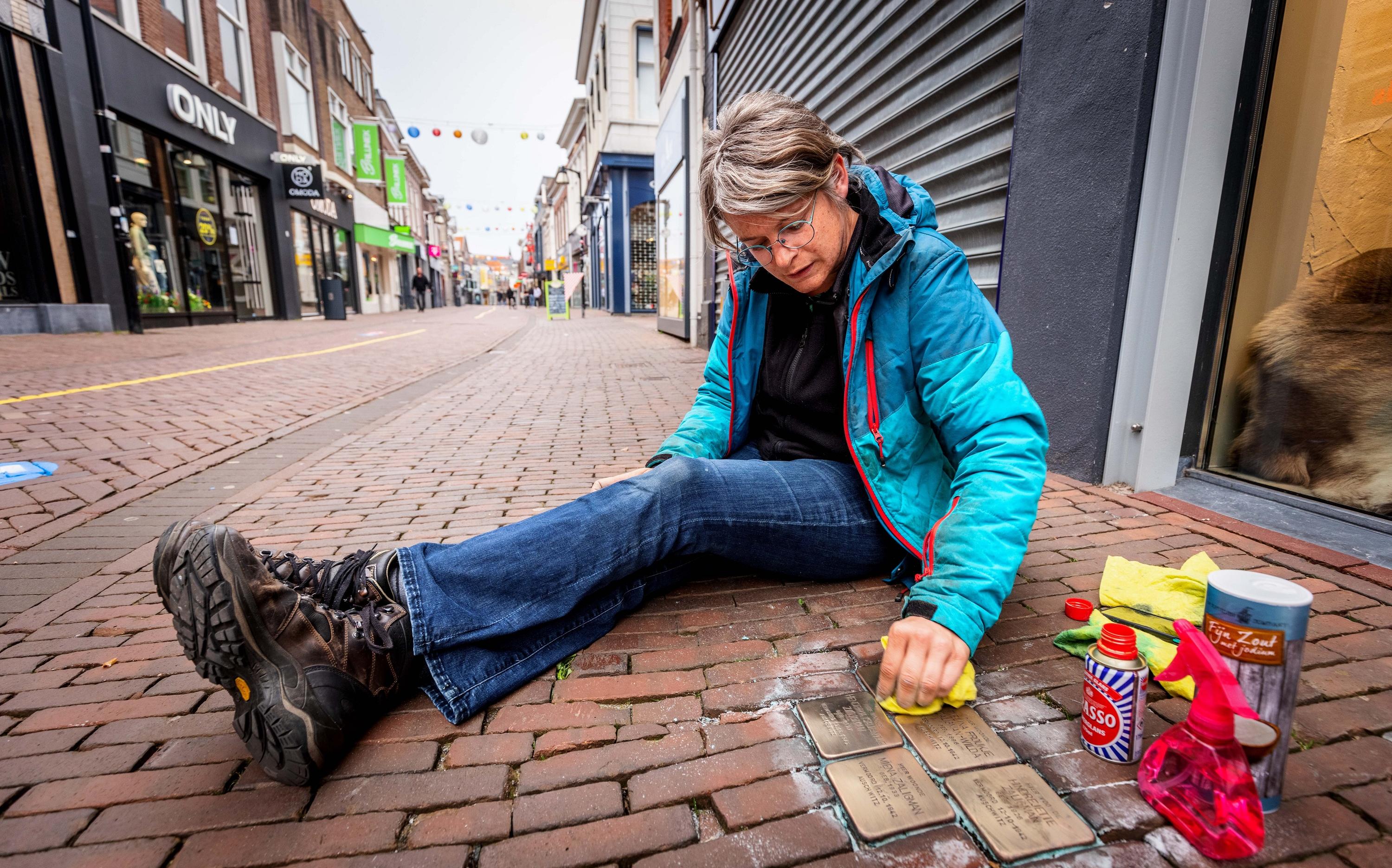 Struikelstenen poetsen zodat ze er weer mooi bijliggen tijdens de nationale herdenking. Struikelstenen poetsen zodat ze er weer mooi bijliggen tijdens de nationale herdenking.