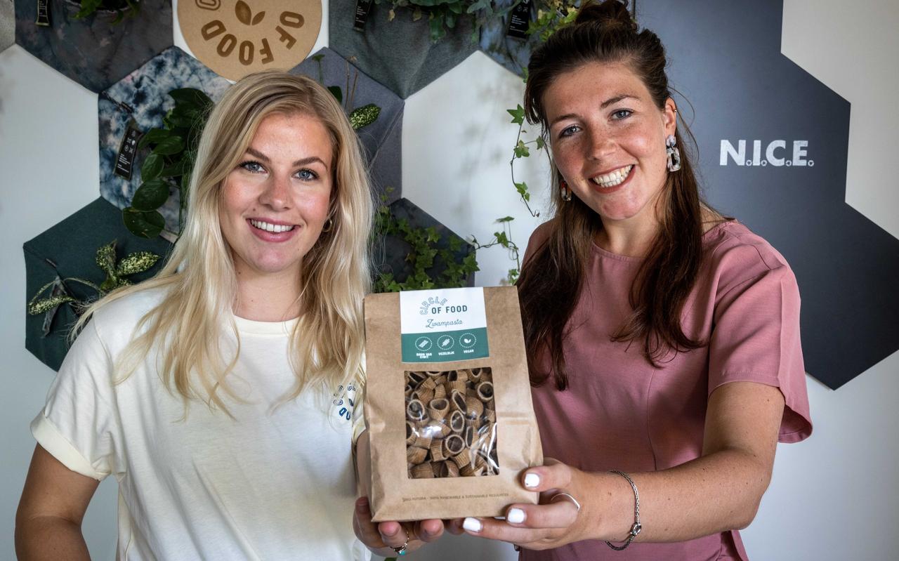 Hilly Lautenbach (links) en Elise Brugman zijn trots op de pasta van Circle of Food. Hilly Lautenbach (links) en Elise Brugman zijn trots op de pasta van Circle of Food.