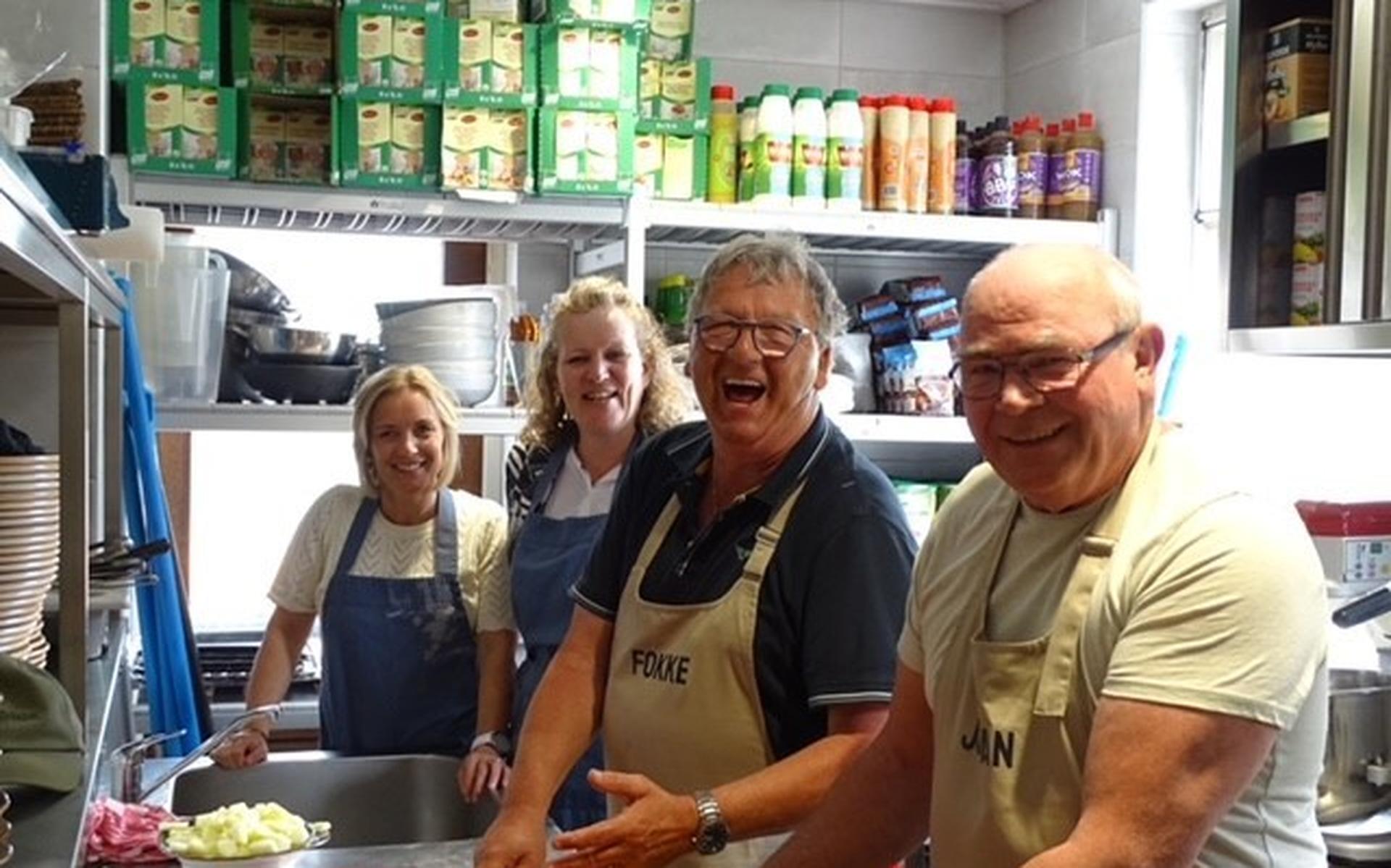 Petra Stam, Susanne van Olphen, Fokke Vos en Johan Stik aan de slag in de keuken van De Otterskooi