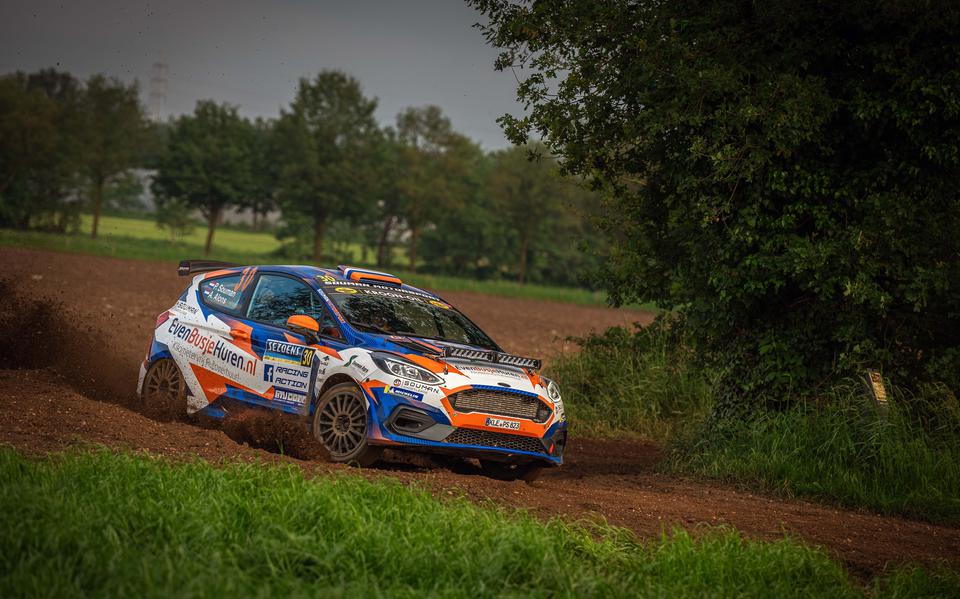 Paul Souman en Arjen Alons uit Sint Jansklooster hebben in het pinksterweekend een sterke prestatie neergezet door hun klasse te winnen in de voor het Belgisch Rally Kampioenschap meetellende 'Sezoensrally'.