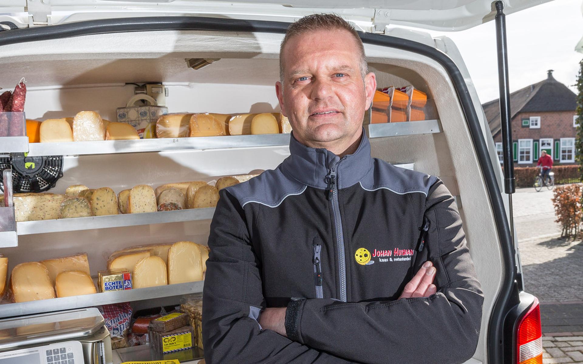 Kaas- en notenhandelaar Johan Huisman stopt met zijn kaasbus. De gezondheid laat het niet meer toe.
