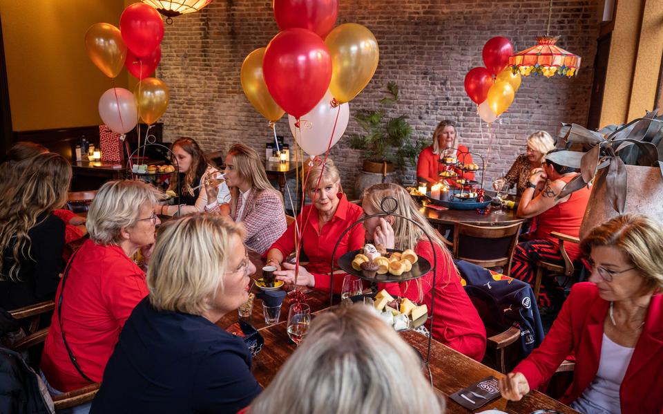 Gekleed in het rood deden de dames mee aan een muzikale bingo.