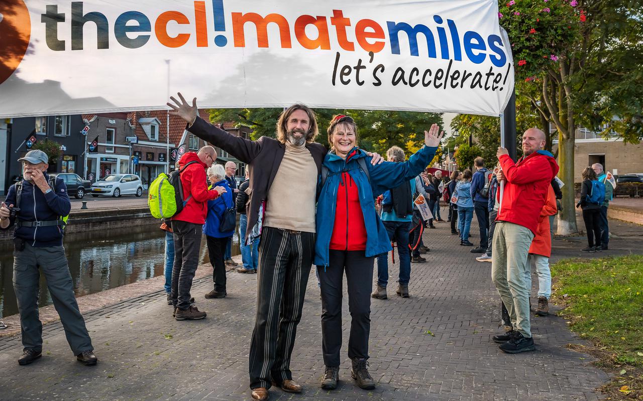 Marjan Minnesma, directeur Urgenda, en Alex van Oost bij het spandoek van The Climate Miles.