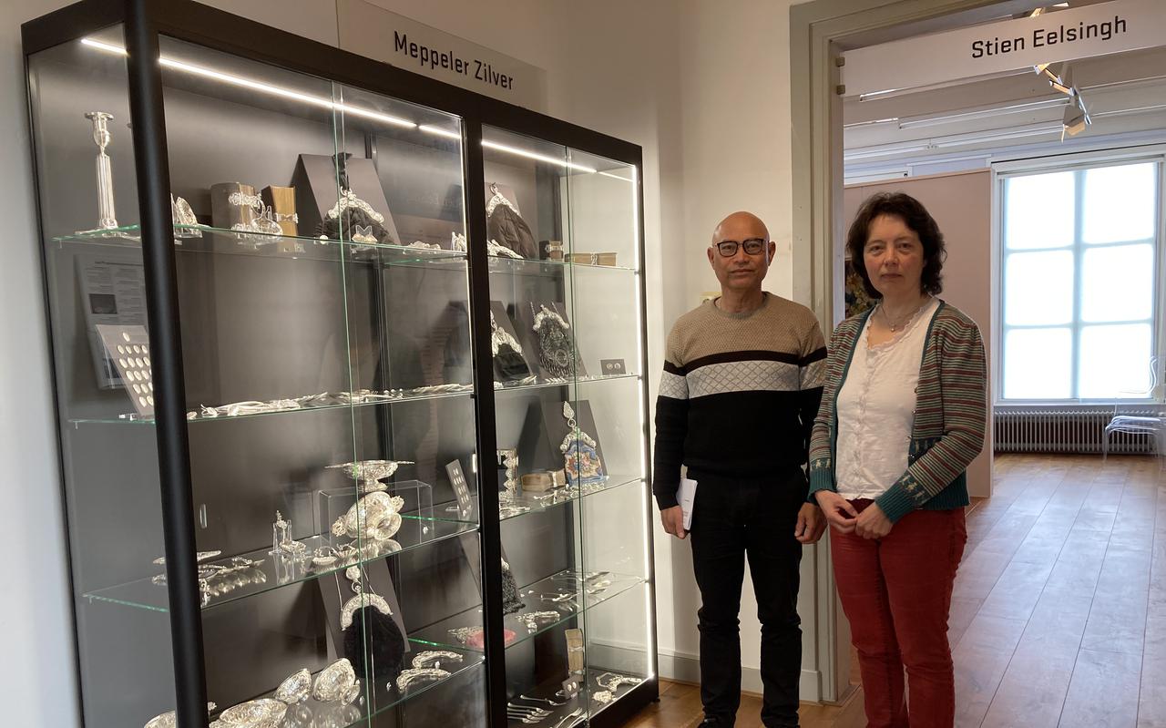 René Ario (l) en Mieke Mulders poseren in hun Stadsmuseum bij het Meppeler Zilver.