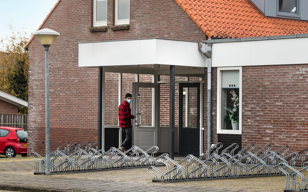 Mensen druppelen binnen bij het Hervormd Dienstgebouw in Rouveen. Mensen druppelen binnen bij het Hervormd Dienstgebouw in Rouveen.