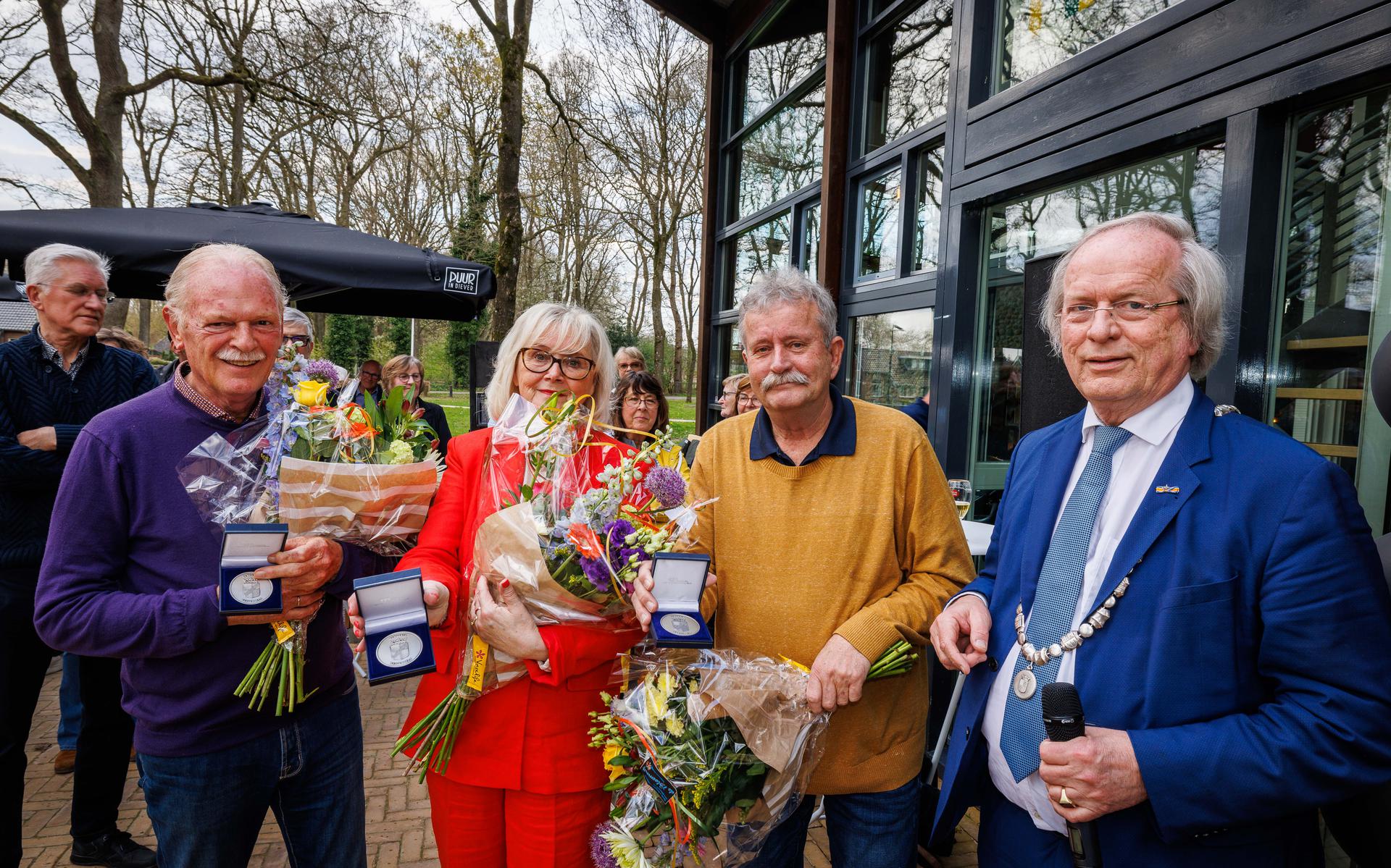 Peter Sloot, Toos van den Berg, Bert van der Tuuk (vlnr) worden vergezeld door burgemeester Rikus Jager.