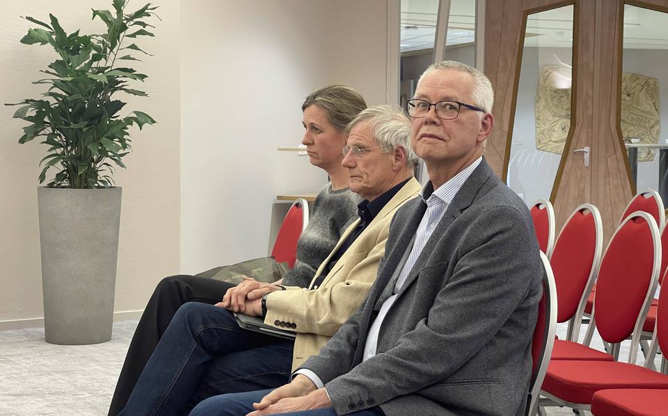 Harm Lotterman (rechts) is het nieuwe raadslid voor D66 in De Wolden. Naast hem partijvoorzitter Frans Marechal en geheel links het vertrekkende raadslid Eva Salomé.