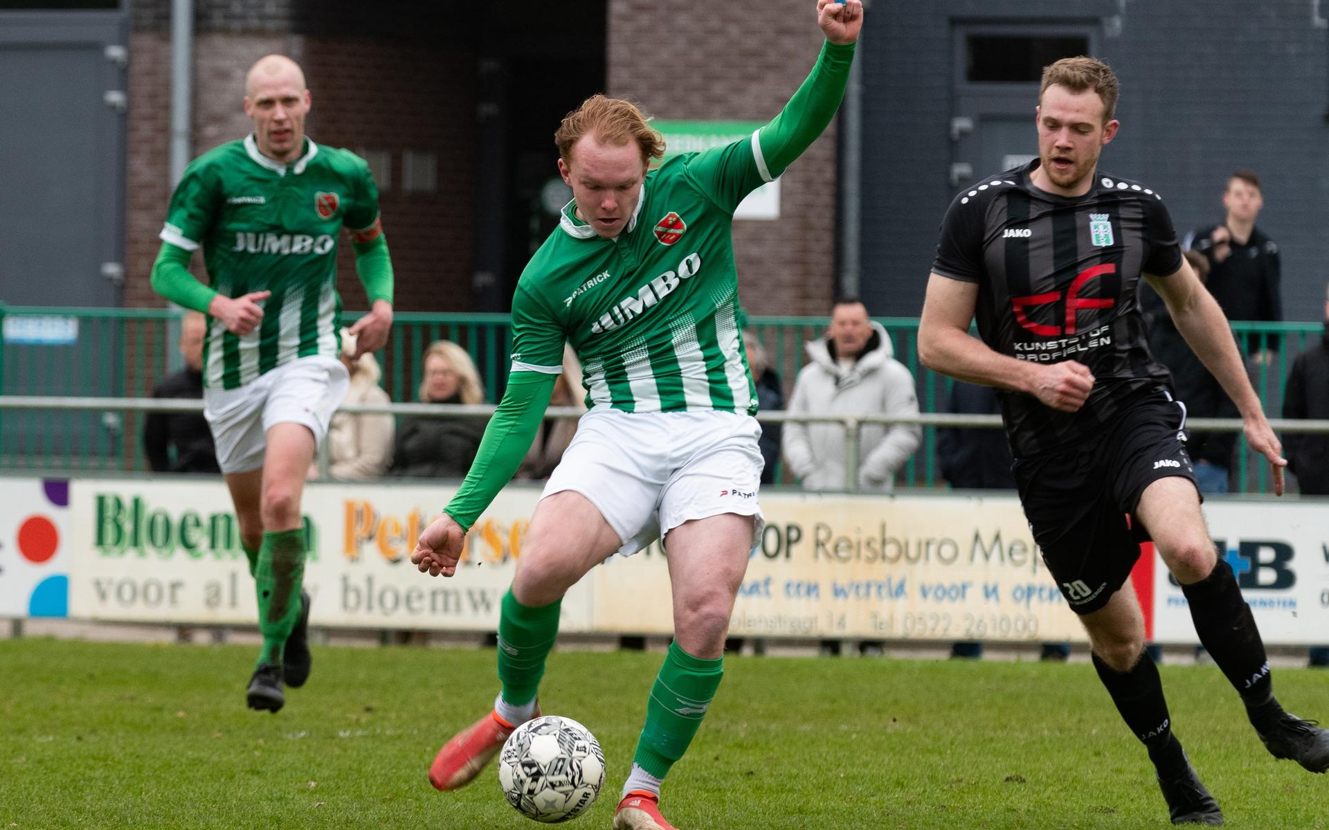 Invaller Mick van Laere schiet de 1-2 binnen namens FC Meppel.
