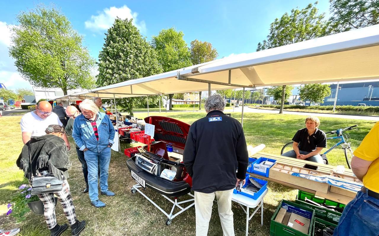 Liefhebbers vergapen zich in Meppel massaal aan onderdelen. Liefhebbers vergapen zich in Meppel massaal aan onderdelen.