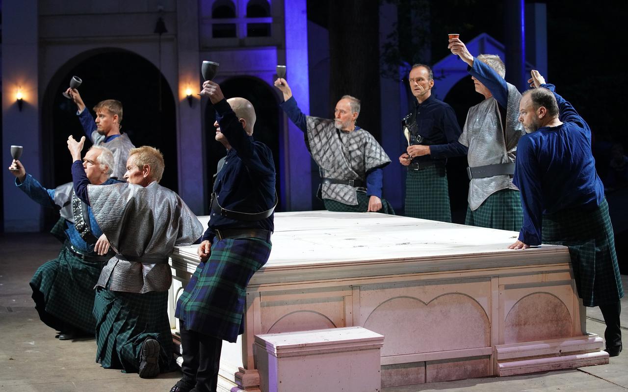 De repetities voor de voorstelling "Macbeth + Comedy of Errors” in het Shakespearetheater in Diever.