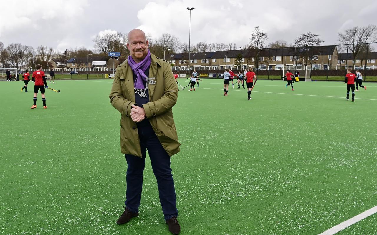 MHV-voorzitter Olaf Agterbosch poseert hier nog op het oude hoofdveld. MHV-voorzitter Olaf Agterbosch poseert hier nog op het oude hoofdveld.