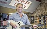 Schoenmaker en muzikant Niko Petstra in zijn zaak.