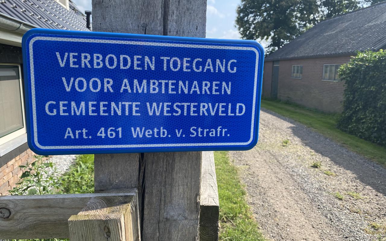 Dit bord zette André Seinstra op zijn erf na problemen met de gemeente Westerveld.