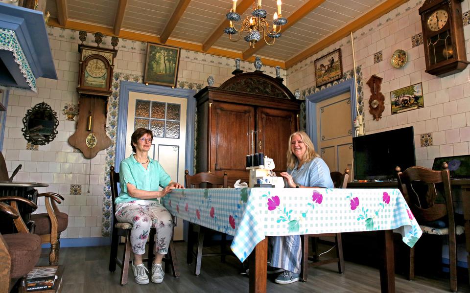 Mattie (l) en Alie Stegeman. De twee zussen runnen Stegeman's Textiel aan de Oude Rijkweg. De winkel bestaat dit jaar 180 jaar.