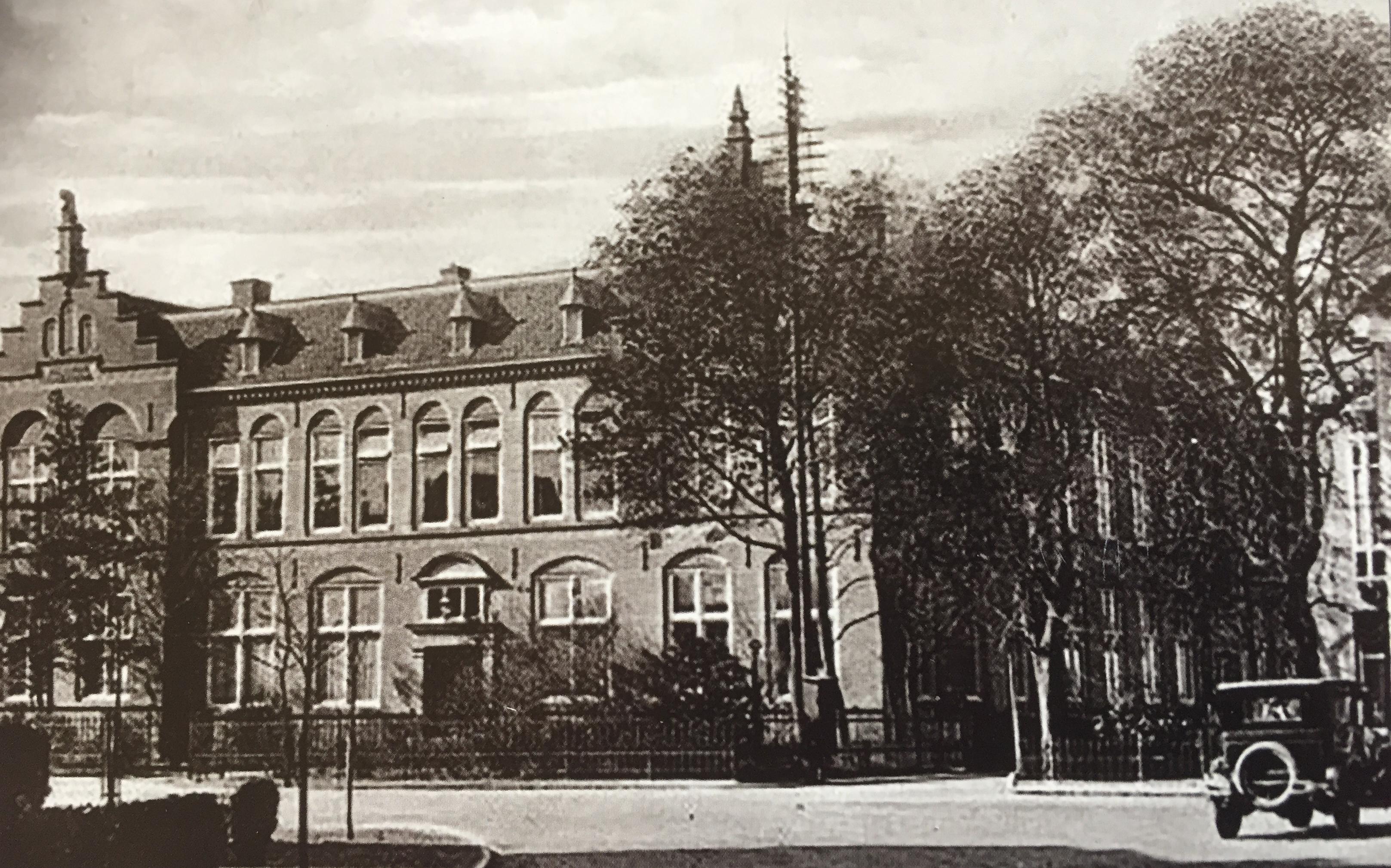 De Rijks HBS aan het Zuideinde in 1902. De Rijks HBS aan het Zuideinde in 1902.