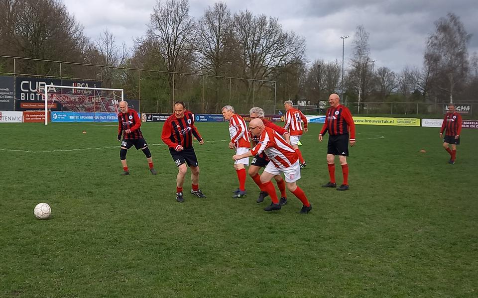 Momentopname uit de wedstrijd tussen Zuidwolde en IJVV, die donderdagmiddag begon en eindigde met 0-0.