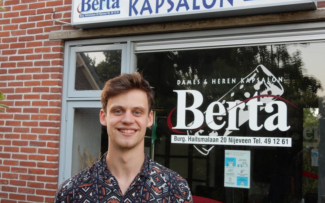 Luuk Haaze voor zijn ouderlijk huis in Nijeveen. Luuk Haaze voor zijn ouderlijk huis in Nijeveen.