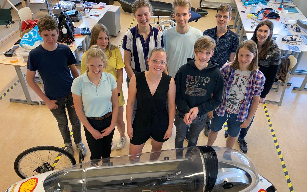 Een deel van het team van CeleRacing: Bovenste rij: Roelof Zijda, Berber de Vries, Emily van Dijk, Robert jan Medendorp, Jasper van Keulen en Kylian Wieringa. Onderste rij: Piene Land, Caitlin de Groot, Fedde Rommens en Annika Werkman. Een deel van het team van CeleRacing: Bovenste rij: Roelof Zijda, Berber de Vries, Emily van Dijk, Robert jan Medendorp, Jasper van Keulen en Kylian Wieringa. Onderste rij: Piene Land, Caitlin de Groot, Fedde Rommens en Annika Werkman.