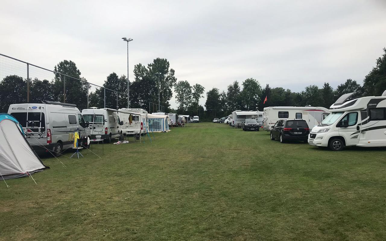 De meeste deelnemers aan de Europese fietsweek verblijven nu op één van de velden van Sportpark Ezinge