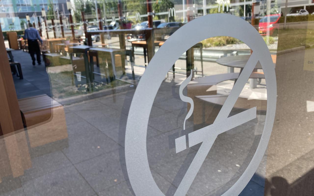 Het terras van de McDonald's in Meppel is al langer rookvrij 