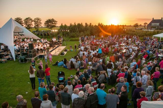 Terug naar de jaren 80 tijdens Zomeravondconcert in het Dorpspark Rouveen