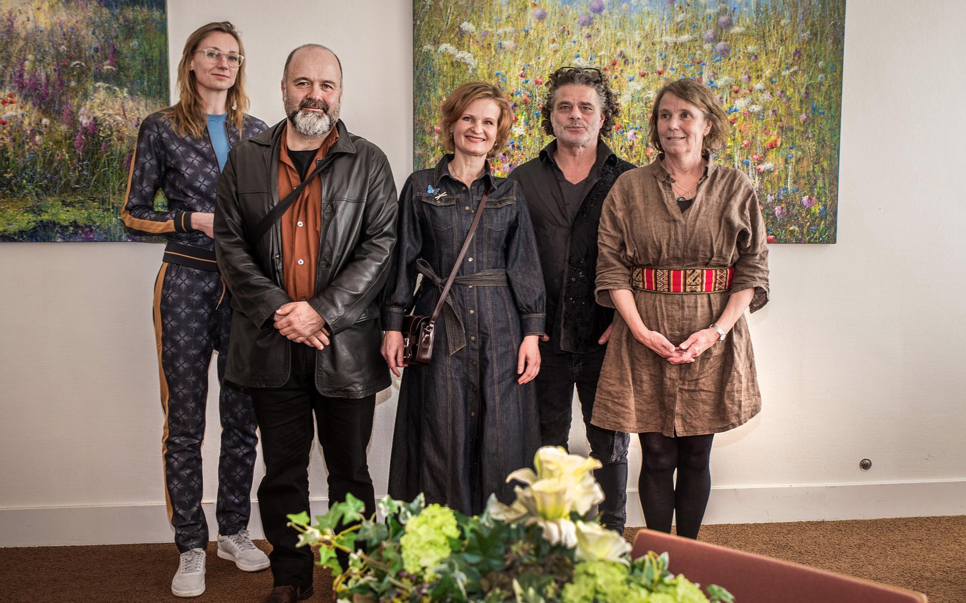 Vijf deelnemende kunstenaars tijdens de vernissage van de expositie 'Flower Power' in het Stedelijk Museum Meppel. V.l.n.r. Annegret Kellner, Helmut Dick, Ala Khonikava, Michael van Emde Boas en Kaat Schulte.