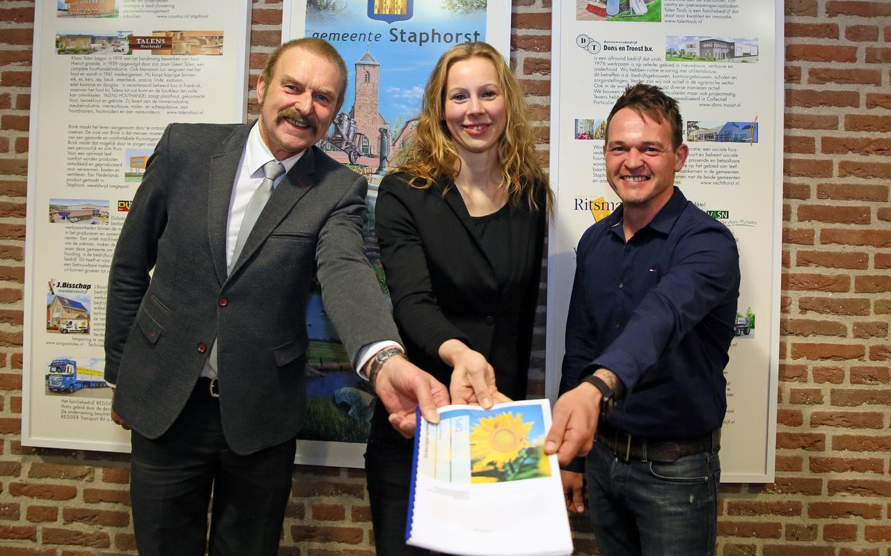 Jan Talen (links), Jentje Raben en Wichel Kok van de Democratische Partij Staphorst, bij de presentatie van de partij in 2018. Talen zinspeelt op een terugkeer in de politiek. Jan Talen (links), Jentje Raben en Wichel Kok van de Democratische Partij Staphorst, bij de presentatie van de partij in 2018. Talen zinspeelt op een terugkeer in de politiek.
