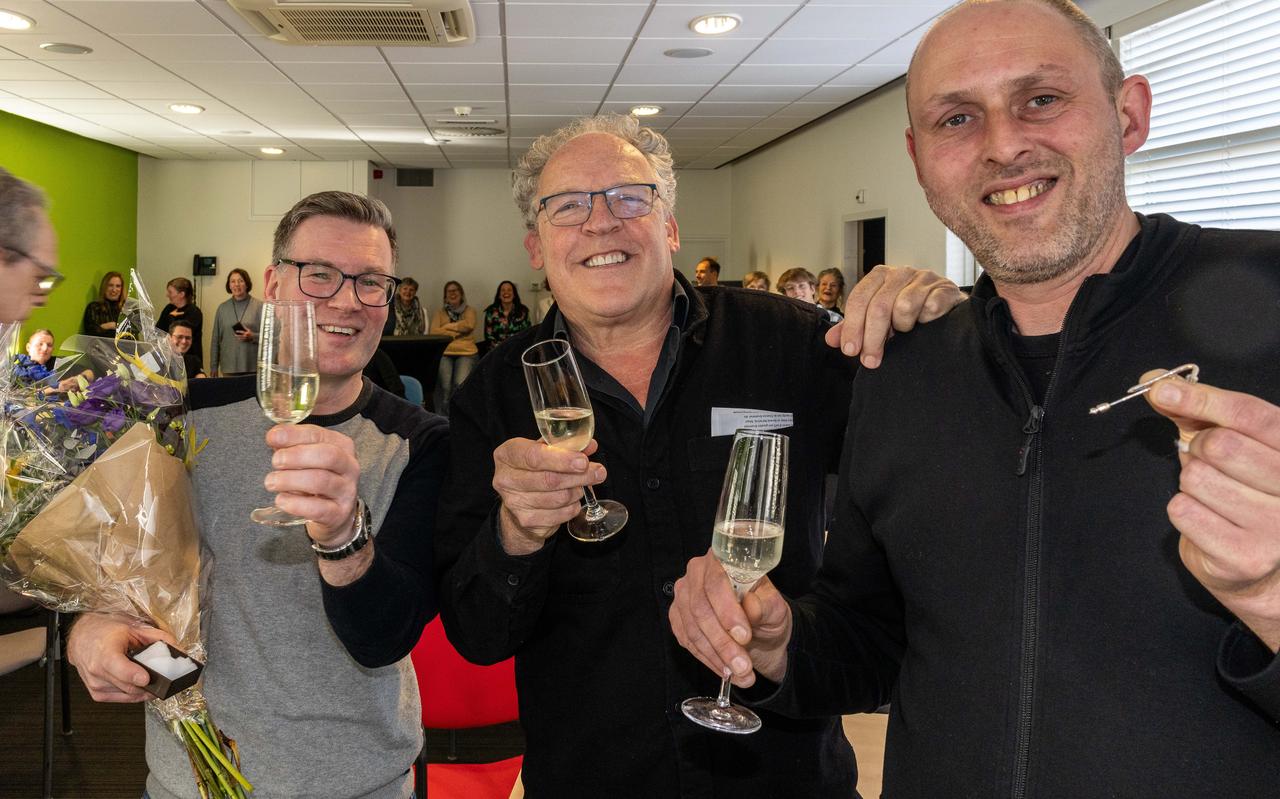 André Posthuma, Bert Visscher en Bas Kasten (vlnr) proosten op de Zilveren Krommer voor het 25-jarig jubileum als theatertechnicus. André Posthuma, Bert Visscher en Bas Kasten (vlnr) proosten op de Zilveren Krommer voor het 25-jarig jubileum als theatertechnicus.