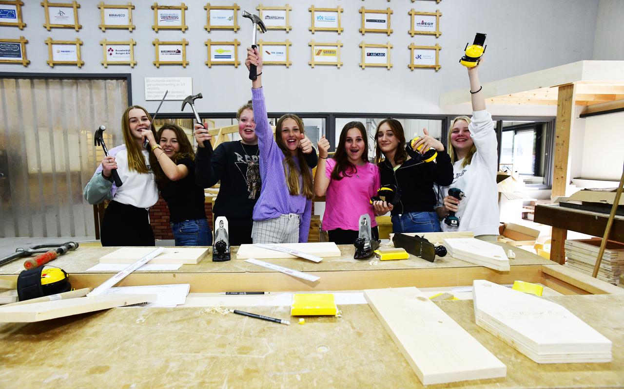 Lieke, Karlijn, Luna, Kyra, Sanne, Britt en Elselot. Lieke, Karlijn, Luna, Kyra, Sanne, Britt en Elselot.