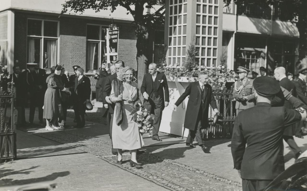 Op 1 juni 1950 vergezelt Reint Hendrik de Vos van Steenwijk koningin Juliana en prins Bernhard bij een bezoek aan Meppel, waarbij onder meer een krans wordt gelegd bij het door Titus Leeser vervaardigde monument voor de gevallenen. Daarna volgt een rondgang door de Koninklijke Pharmaceutische Fabrieken van Brocades en Stheeman.