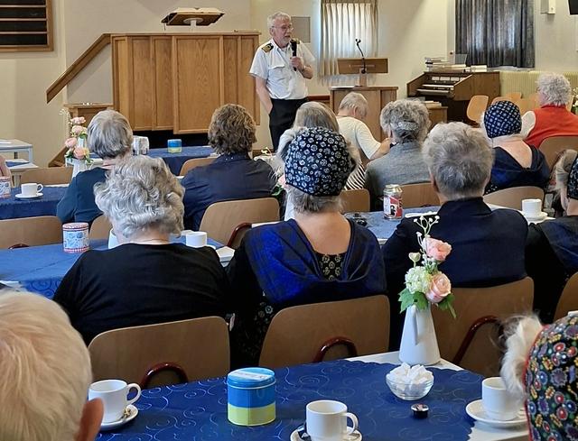 Zeebonk Jan Klein uit Vollenhove neemt gasten van De Zonnebloem in Staphorst mee op zijn reizen over