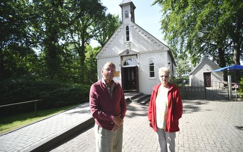 De bestuursleden Attie Goettsch (penningmeester) en Dirk Ferwerda (voorzitter en tevens koster) bij de kapel. 
