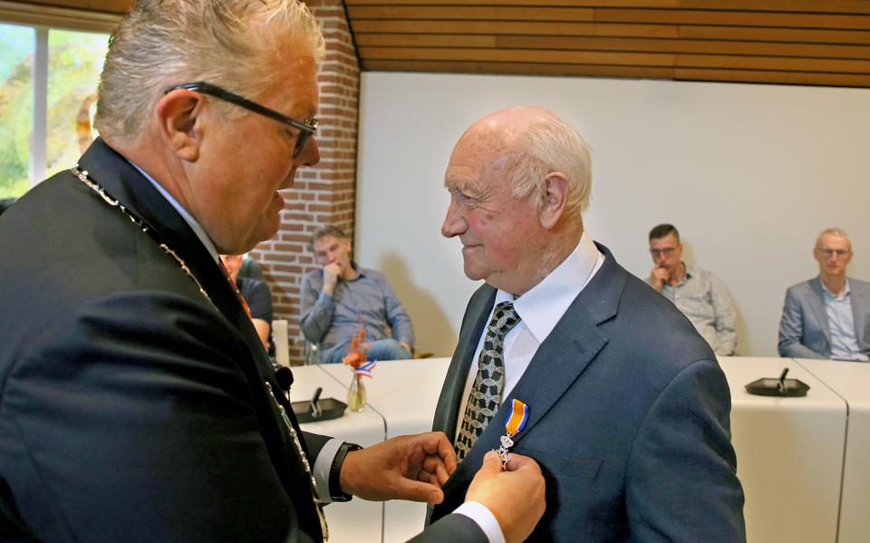 Cor Bloemhof uit Punthorst krijgt een lintje van burgemeester Jan ten Kate.