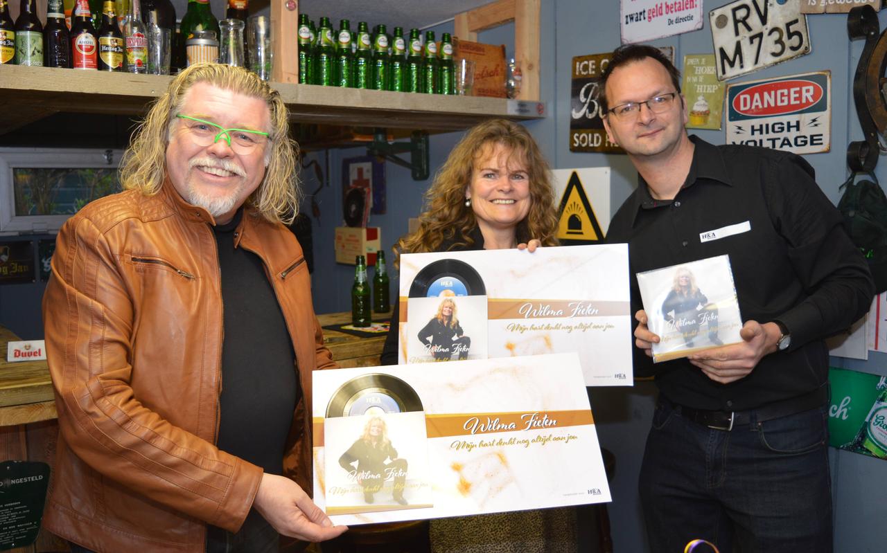 René Karst, Wilma Fieten en rechts platenbaas Henri Mostert bij de presentatie van de eerste single van Wilma op vinyl. René Karst, Wilma Fieten en rechts platenbaas Henri Mostert bij de presentatie van de eerste single van Wilma op vinyl.