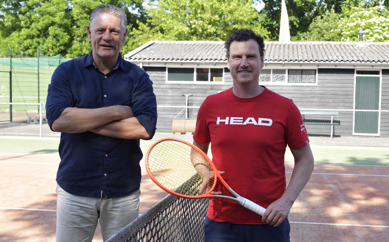 Henk Schonewille van de technische commissie en trainer Michiel Mulder poseren op een van de tennisbanen van NTC.
