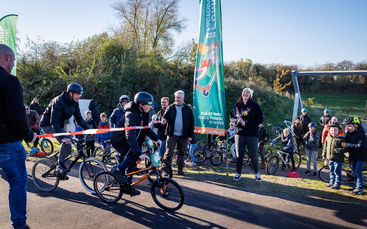 De veelbesproken pumptrackbaan van Meppel is eindelijk geopend. De veelbesproken pumptrackbaan van Meppel is eindelijk geopend.