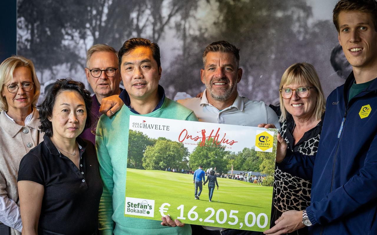 De cheque voor de Johan Cruijff Foundation is vrijdag door de familie Hu overhandigd op de Golfclub Havelte. De cheque voor de Johan Cruijff Foundation is vrijdag door de familie Hu overhandigd op de Golfclub Havelte.