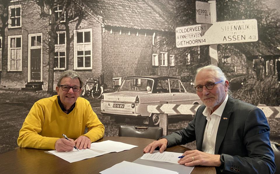 Voorzitter Harry van Dijk (l) van Energiecoöperatie Duurzaam Nijeveen tekent de samenwerkingsovereenkomst met toenmalig  wethouder Jaap van der Haar. 