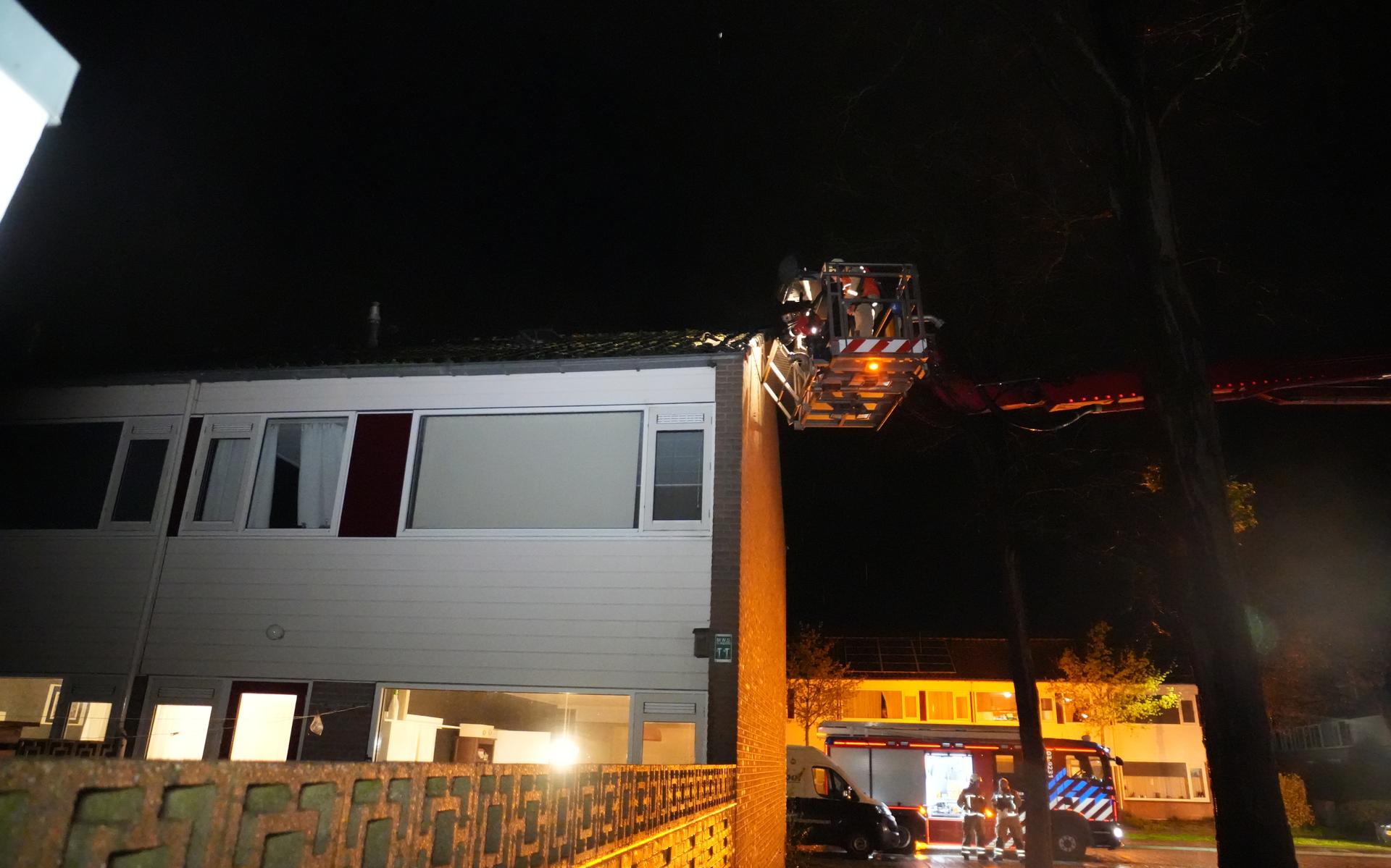 Bij een woning aan de Zuiderlaan in Meppel sloeg in de nacht van maandag op dinsdag bliksem in. 
