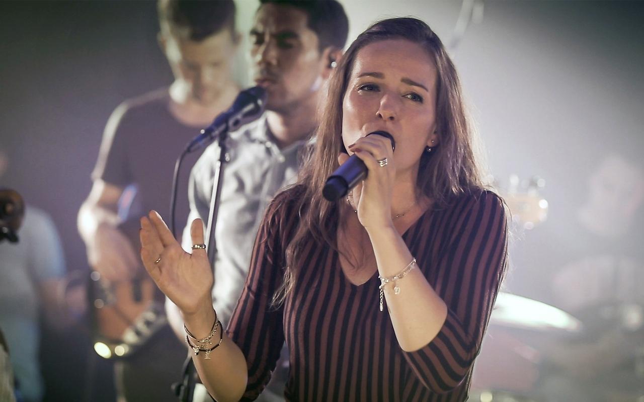 Aanbiddingszangeres Eline Bakker uit Steenwijk. Corona houdt haar thuis.. Aanbiddingszangeres Eline Bakker uit Steenwijk. Corona houdt haar thuis..
