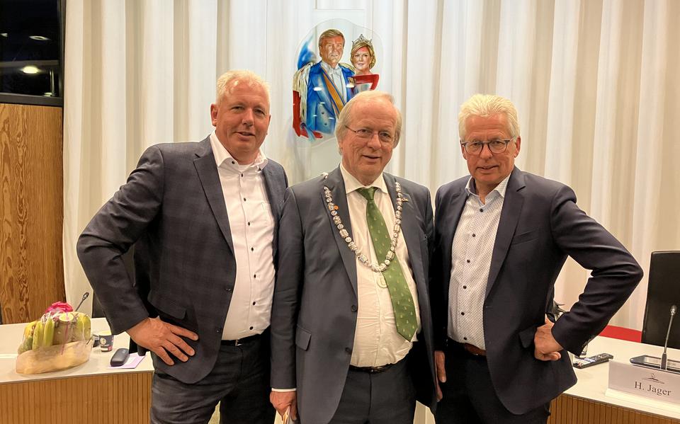 Drie mannen met een hoofdrol dinsdagavond. Alfred Schoenmaker (links) werd beëdigd tot wethouder, burgemeester Rikus Jager werkte zijn laatste gemeenteraadsvergadering af en Henk Doeven nam afscheid als wethouder.